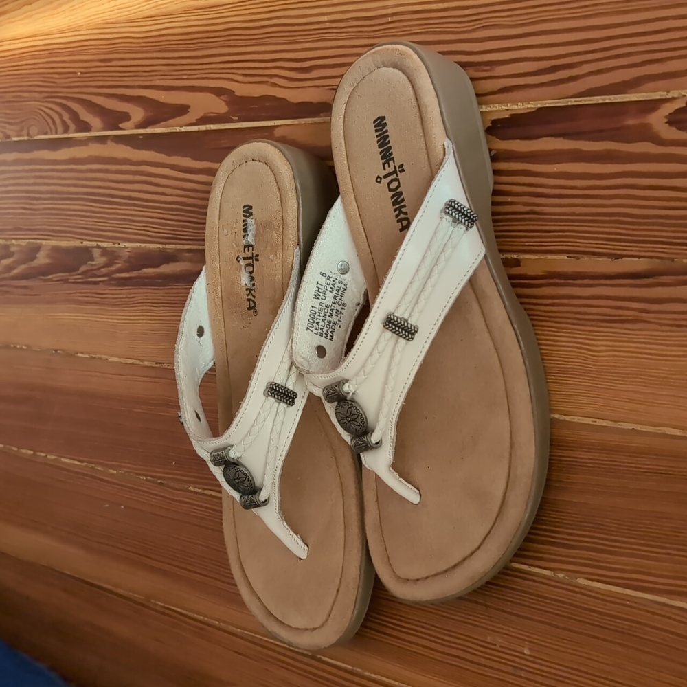 Minnetonka Women's White Sandals